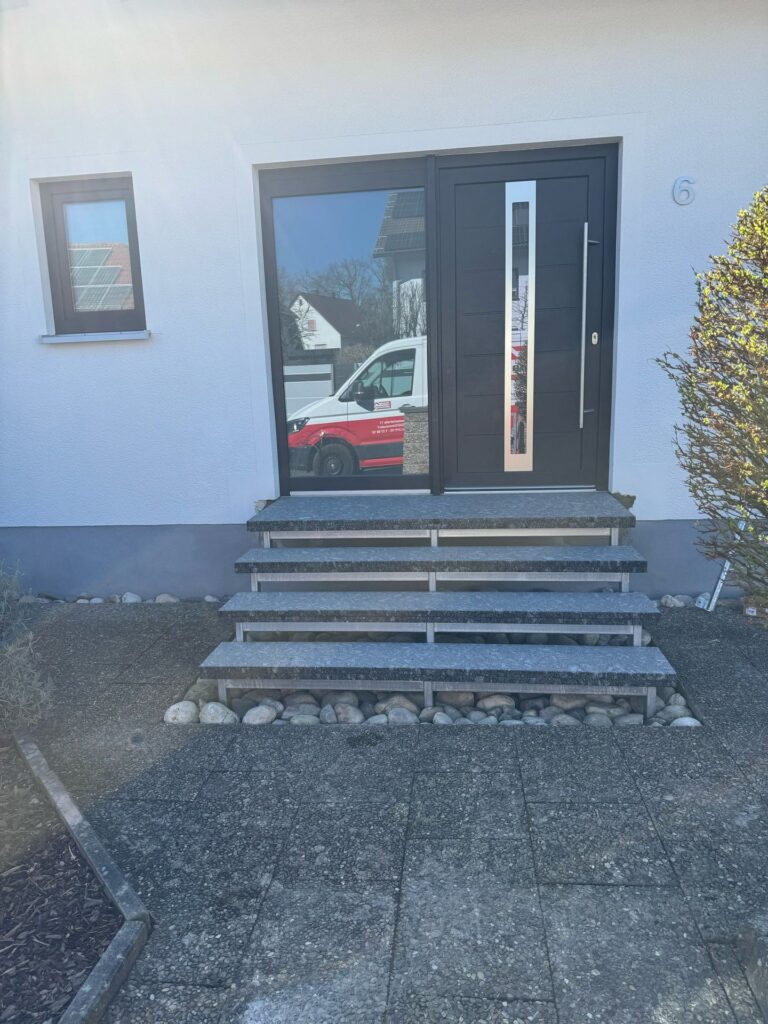 Fertige Granittreppe mit Podest am selben Hauseingang