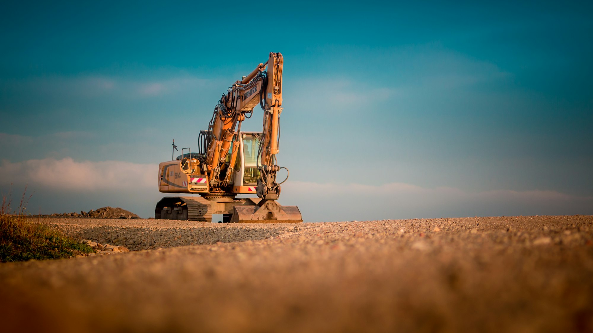 Bagger auf aktiver Baustelle – Hoch- und Tiefbau von J. Fronemann GmbH