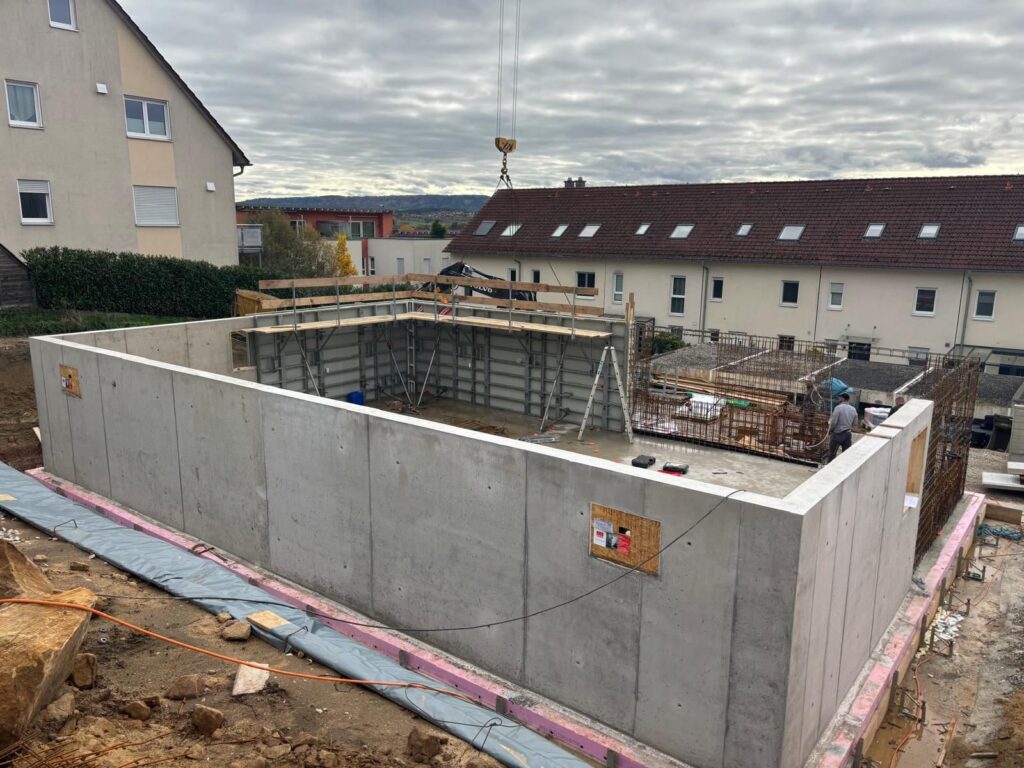 Fertige Kellerwaende des Doppelhauses in Holzbauweise
