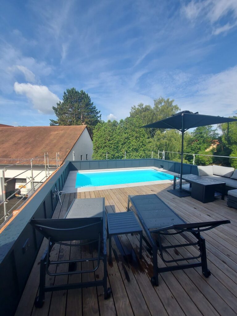 Fertige Dachterrasse mit Pool, Lounge und Sonnenschirm